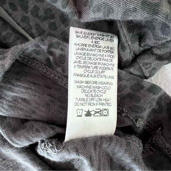 Sundry Leopard Print Pima Cotton Top Size Small Comfy Relaxed Fit Classic Preppy - Picture 7 of 8